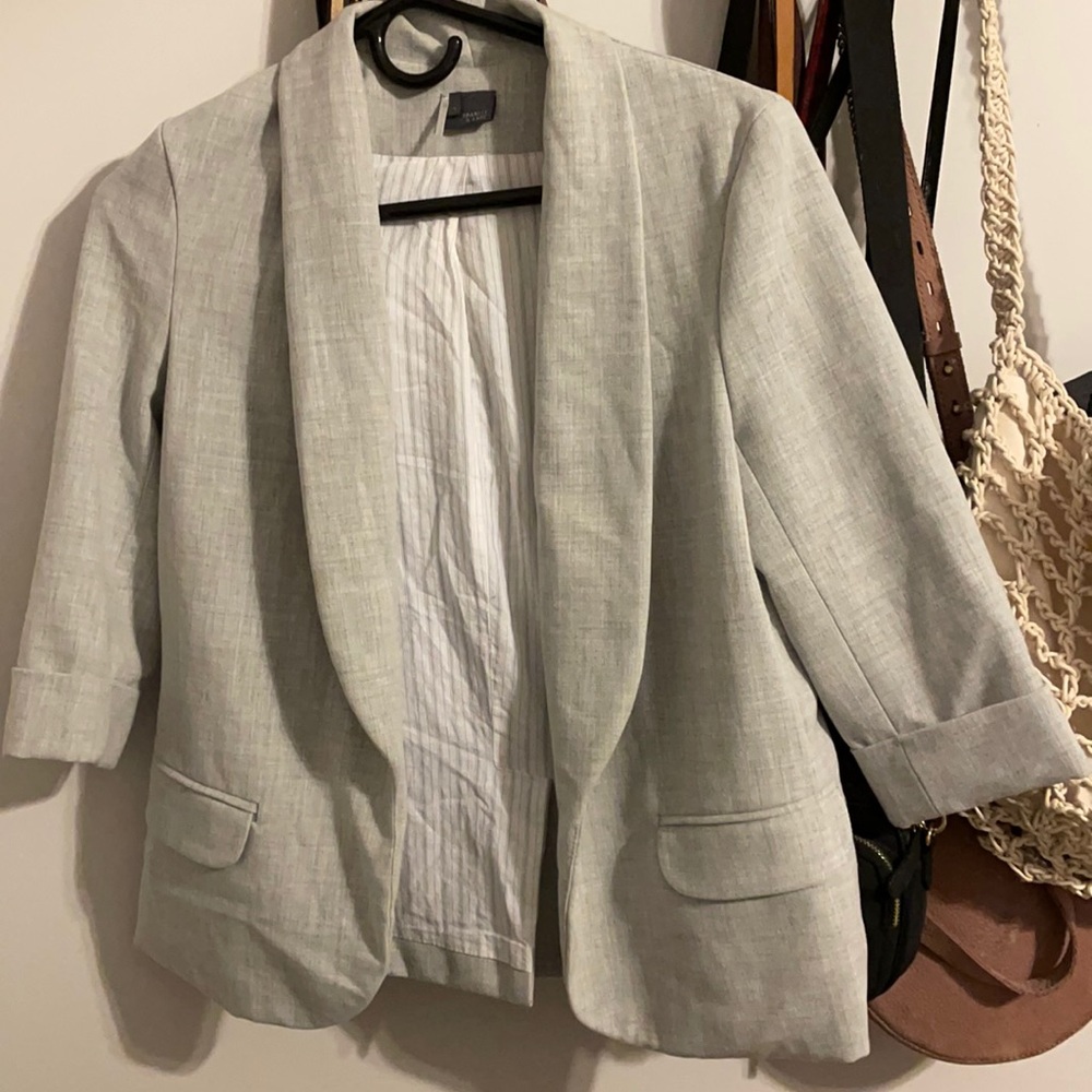 Fitted light gray blazer